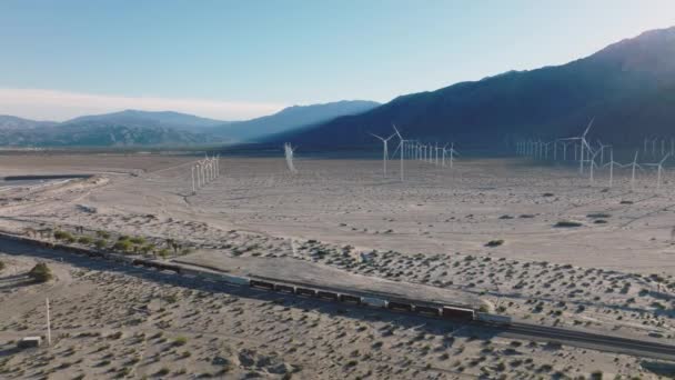 具有州际公路和铁路基础设施的沙漠景观 利用自然资源生产清洁能源的可持续能源风力发电场 高质量的4K镜头 — 图库视频影像