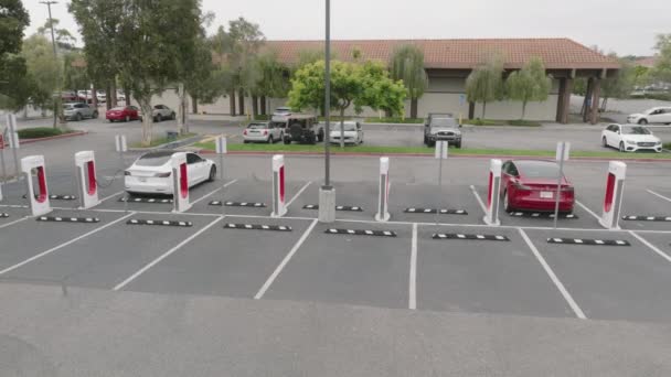 Feb 2023 Los Angeles Usa Red White Electric Vehicles Connected — Stok video