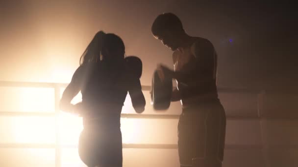 Крупный План Женщины Тренирующейся Личным Тренером Боксерском Ринге Портрет Спортивной — стоковое видео