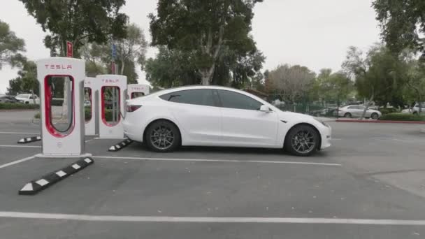 Feb 2023 Los Angeles Usa High End Tesla Model Заряджається — стокове відео