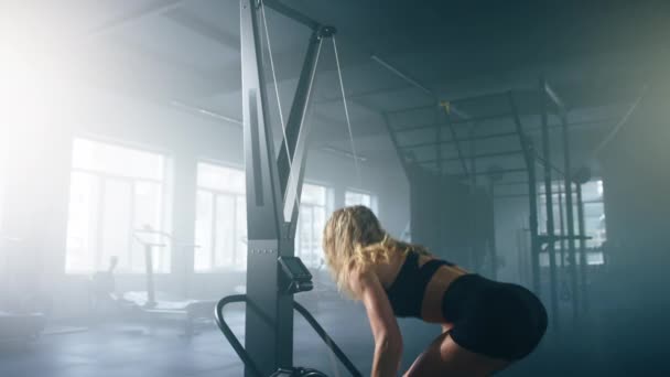 여성의 그녀의 훈련시키고 스키어에 코카서스 머리의 선수가 집중적 운동을 고품질 — 비디오