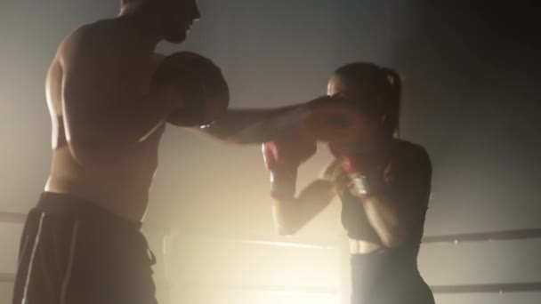 Portrét Profesionálních Kickboxerů Intenzivním Tréninkem Uvnitř Detailní Záběr Mužských Ženských — Stock video
