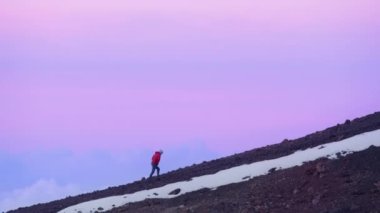 Sunset Golden Hour 'da Dağ Tepesi Zirvesi' nde duran Yürüyüşçü Adam 'ın arka planında pembe güzel bir gökyüzü var. Fetheden Anksiyete Stres Zafer Konsepti Kızıl Kamera, Hawaii