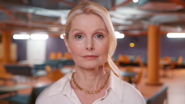 Headshot Portrait Beautiful European American Woman Calm Confident Face Expression — Stockvideo