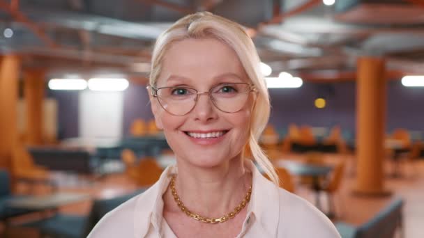 Ler Blond Mogen Professionell Affärskvinna Tittar Kameran Glad Säker Vacker — Stockvideo