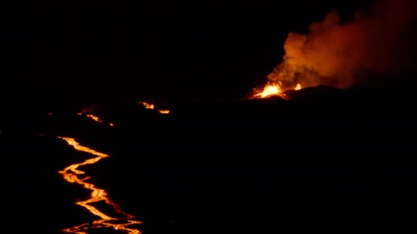 Εντυπωσιακή Θέα Λαμπερό Συντριβάνι Λάβας Και Ροή Στην Ηφαιστειακή Έκρηξη — Αρχείο Βίντεο