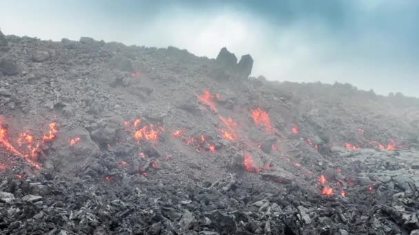 Kouřící Černé Lávové Kameny Červená Žhavá Roztavená Láva Tekoucí Kráteru — Stock video