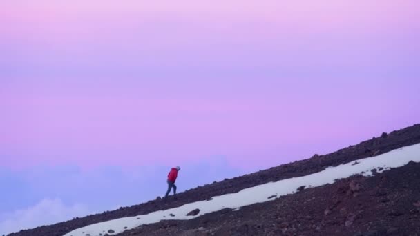 背景にはピンクの紫の空が美しいサンセットゴールデンアワーの山頂サミットの上に立つハイカーマン 恐怖を克服する不安ストレス勝利Redカメラで撮影されたコンセプト ハワイ — ストック動画