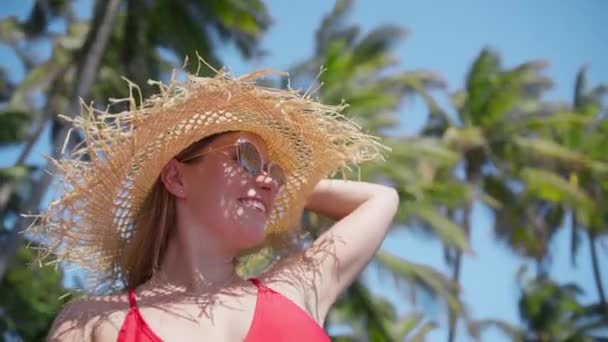 Hermosa Mujer Elegante Sombrero Paja Renunciando Mano Hola Alguien Con — Vídeos de Stock