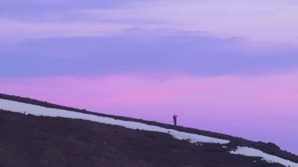 Турист Стоящий Снежной Вершине Горы Cinematic Pink Purple Sunset Sunrise — стоковое видео