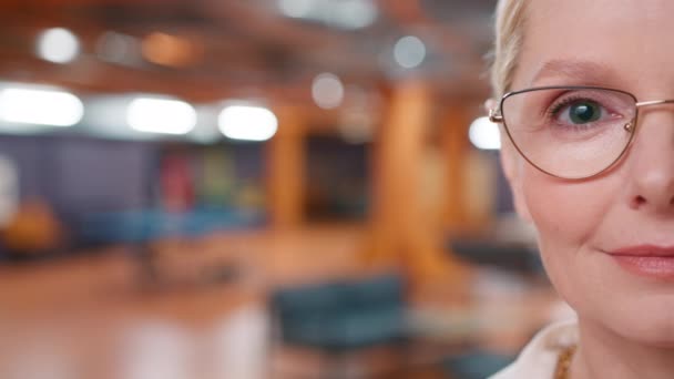 Feliz Profesional Cerca Retrato Delantero Femenino Gafas Con Estilo Sonriendo — Vídeos de Stock