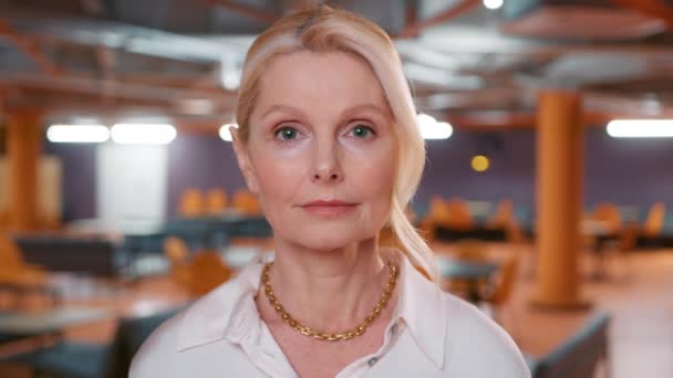 Headshot Portrait Beautiful European American Woman Calm Confident Face Expression — Vídeo de stock