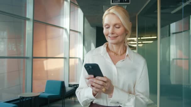 Vacker Mogen Kvinna Talet Promenader Med Hjälp Smartphone Business Office — Stockvideo