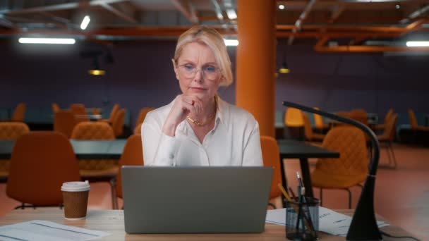 Mujer Madura Cansada Años Sobrecargado Trabajo Computadora Tarde Oficina Infeliz — Vídeos de Stock