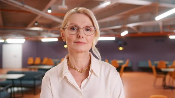 Självsäker Vacker Mogen Talet Ålders Affärskvinna Professionell Snygga Glasögon Verkställande — Stockvideo