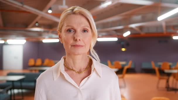 自信を持って美しい成熟した50歳の実業家女性の専門家財務顧問 エグゼクティブマネージャー 女性弁護士や女性起業家のオフィスに立っているヘッドショットビジネスリーダーの肖像画 — ストック動画
