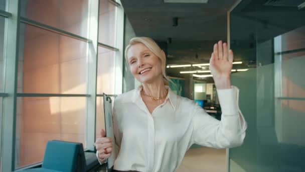 笑顔の熟女50代ビジネスオフィス街を歩いて踊る 成熟したCeo女性起業家幸せ 大きなプロジェクトを成功裏に完了するために仕事で楽しみを持っています オフィスコンセプト — ストック動画