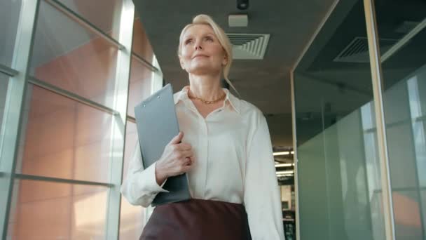 Slow Motion Mature Confident Woman 50S Walking Corridor Serious Business — Stok video