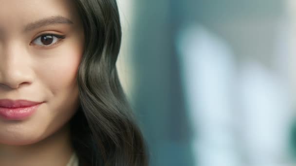 Zbliżenie Portret Pięknej Młodej Azjatyckiej Wielorasowej Biznesowej Kobiety Uśmiechniętej Elegancka — Wideo stockowe