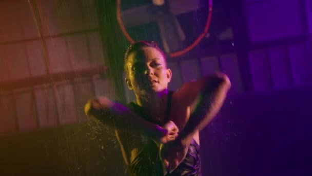 Kvinnan Dansar Het Dans Regn Professionell Dansare Våt Kroppsdräkt Utför — Stockvideo