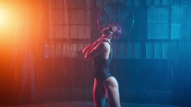 Szczupła Młoda Kobieta Tańcząca Erotyczne Ruchy Wewnątrz Budynku Garażu Lub — Wideo stockowe