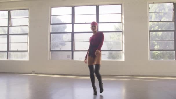 Sexy Meisje Bordeaux Bodysuit Danst Witte Studio Achtergrond Met Sensuele — Stockvideo