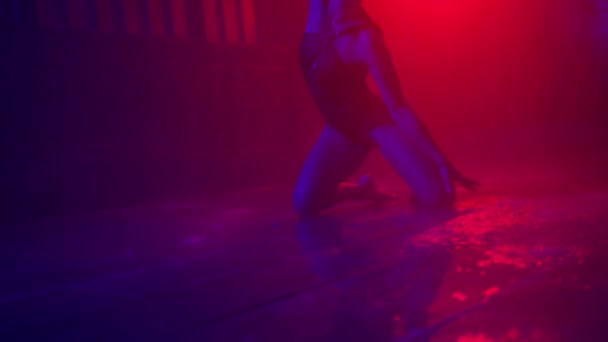 Die Silhouette Professioneller Tänzer Schwarzem Body Tanzt Flexibel Der Dunkelheit — Stockvideo