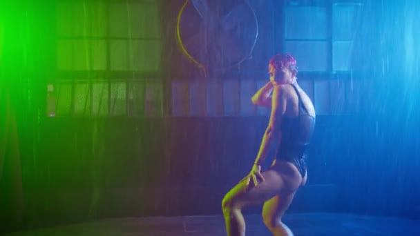 Snygg Professionell Kvinnlig Dansare Utför Hip Hop Rnb Dance Routine — Stockvideo