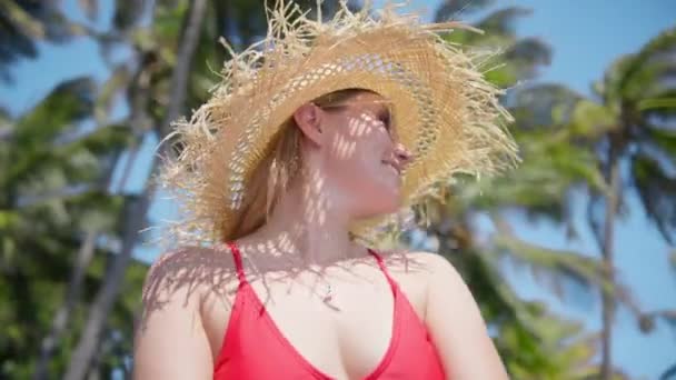 Mulher Bonita Elegante Sorrindo Elegante Turista Chapéu Palha Fato Banho — Vídeo de Stock