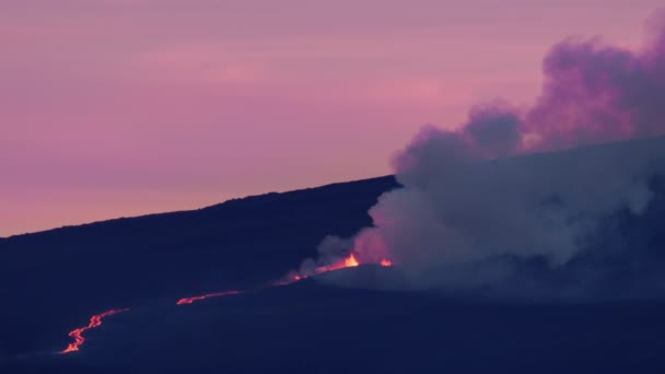 Lava Caliente Magma Erupción Fuera Del Volcán Con Smog Cámara — Vídeos de Stock