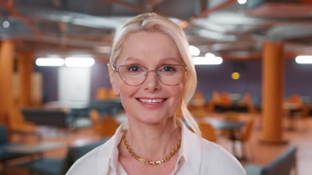 Glad Säker Vacker Smart Medelålders Vuxen Entreprenör Ledare Chef Poserar — Stockvideo