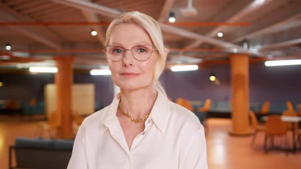 Confiante Bela Advogada Madura Empresária Mulher Óculos Posando Escritório Retrato — Vídeo de Stock