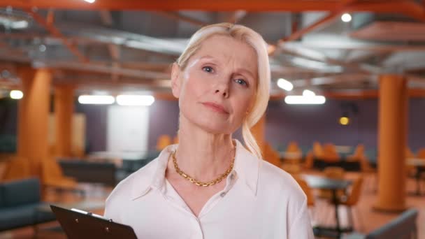 Zelfverzekerde Manager Doet Videochat Voor Interview Afstand Vrouwelijke Professionele Communicatie — Stockvideo