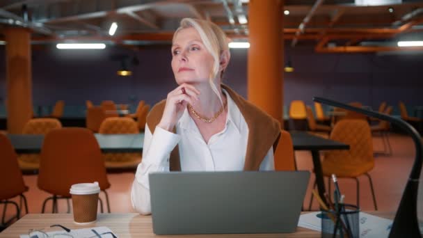 Mulher Negócios Sério 50S Trabalhando Laptop Pensando Através Tarefa Projeto — Vídeo de Stock