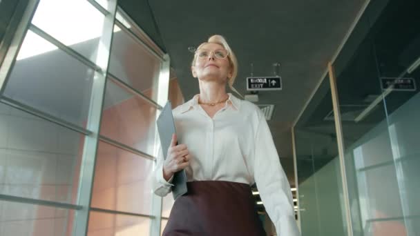 Porträtt Fokuserad Affärskvinna Glasögon Promenader Kontor Korridor Snygg Mogen Självsäker — Stockvideo