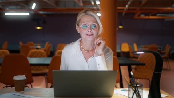Gözlüklü Olgun Bir Kadını Müşterileriyle Görüntülü Görüşme Yapıyor Zarif Gözlük — Stok video