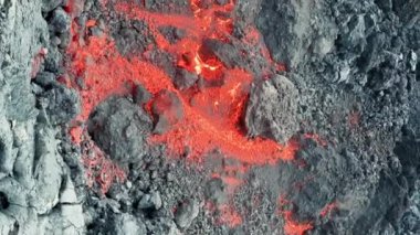 2022 'de Hawaii Mauna Loa yanardağından çıkan volkanik lav akışının dikey 9' a 16 görüntüsü. Sıcak kırmızı lav ve magma dağ tepesinden aşağı akıyor. Buharlaşan tehlikeli hava kirliliği.