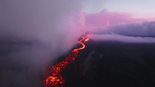 Magnifik Lavaflod Vid Aktivt Vulkanutbrott Glödande Het Röd Lava Brinnande — Stockvideo