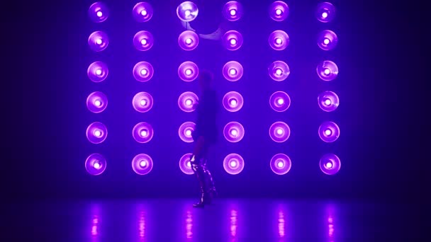 舞台でのダンスパフォーマンス 現代のダンサーが回転し ダイナミックな音楽と煙の中でのダンススポットライトで手を振って Redカメラの映像 電球の光の壁とスタジオで輝くカラフルなステージスポットライト — ストック動画