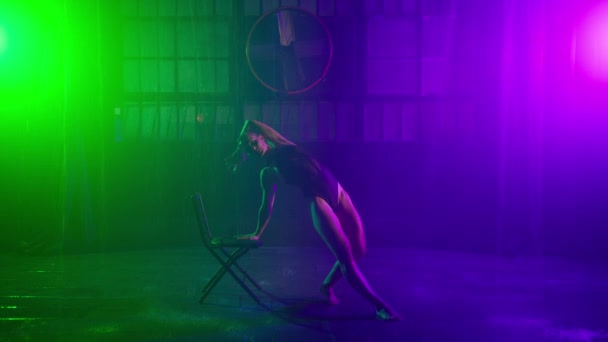 Mulher Bonita Dançando Holofotes Coloridos Menina Flexível Realizando Elementos Tira — Vídeo de Stock