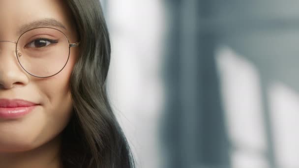 Закріпіть Портрет Красивої Молодої Азійської Багаторасової Бізнес Жінки Сучасних Окулярах — стокове відео
