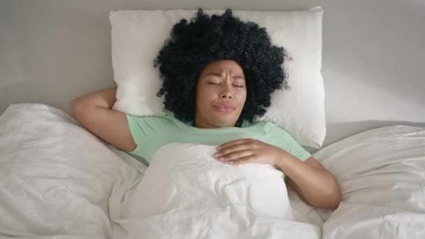 Kadının Yukarıdan Aşağı Bakışı Sabahın Erken Saatlerinde Rahat Bir Yatakta — Stok video
