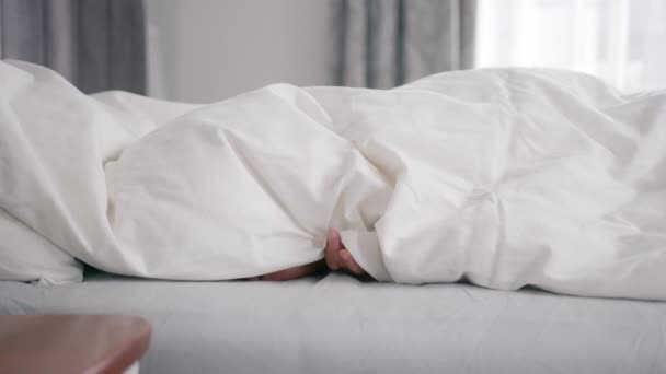 Pijamalı Sevimli Neşeli Çocuk Sabahın Erken Saatlerinde Yatakta Uyanıyor Yine — Stok video