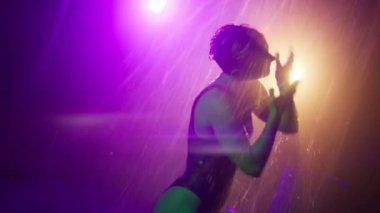 Striptiz kulübünün özel odasında müşteriyi erotik dansla baştan çıkaran seksi kadın striptizci. Suyun altında ıslak bir vücuda dokunan, elleri şehvetli bir kadının RED kamerasındaki yavaş çekim görüntüsü.