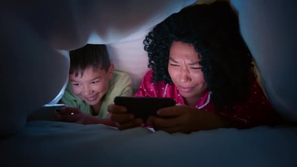 Mujer Afroamericana Feliz Usando Teléfonos Inteligentes Con Niño Preescolar Madre — Vídeos de Stock