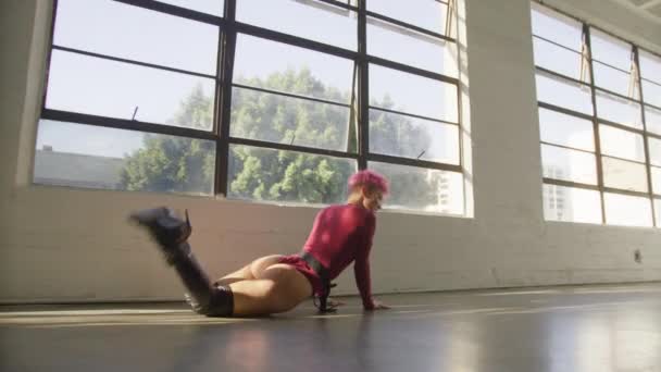 Επαγγελματική Καυκάσια Χορεύτρια Κάνει Μια Κίνηση Σπάγκου Ενώ Εξασκείται Στο — Αρχείο Βίντεο