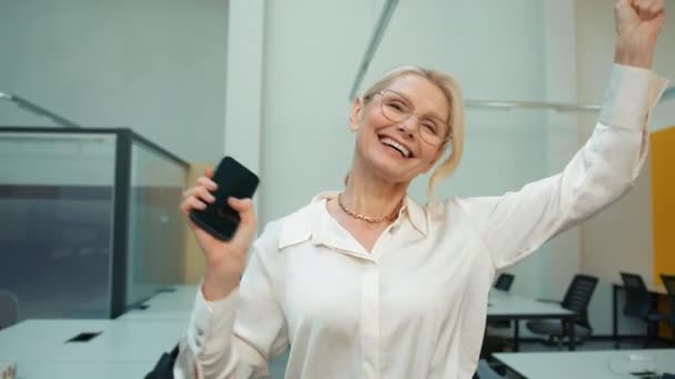 Kvinde Erne Ser Smartphone Glædede Sig Bonus Lønforhøjelse Moden Happy – Stock-video