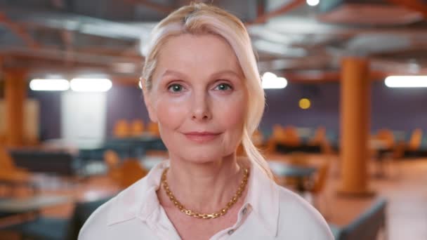 Närbild Ansikte Visa Företag Porträtt Ler Blond Mogen Professionell Affärskvinna — Stockvideo