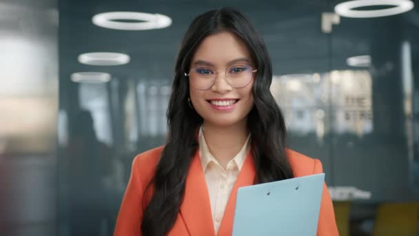 Empreendedor Millennial Feliz Bonito Óculos Lente Azul Retrato Mulher Negócios — Vídeo de Stock