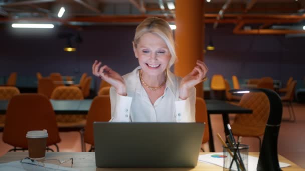 快乐而成熟的创业者与网络摄像机交谈 坐在办公桌前进行在线视频聊天 自信的女商人挥手在网络摄像头会议视频呼叫办公室 — 图库视频影像